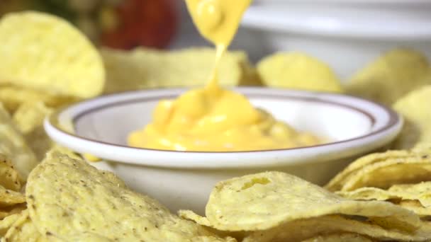 Verter Salsa Queso Caliente Tazón Con Chips Tortilla — Vídeos de Stock