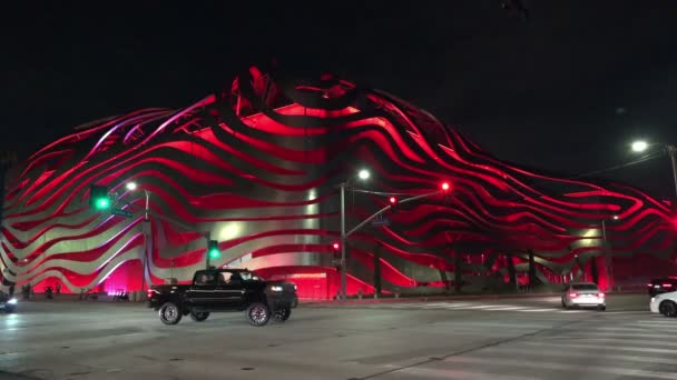 Los Angeles September 2109 Verkeer Nachts Voor Het Iconische Petersen — Stockvideo