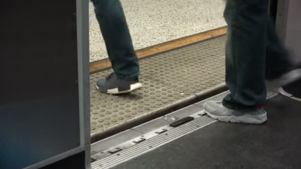 Mensen Verlaten Metro Deuren Sluiten — Stockvideo