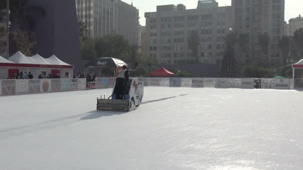 ロサンゼルス 2018年12月15日 パーシングスクエアのアイススケートリンクで氷を磨くアテンダント — ストック動画