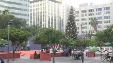 Los Angeles, Ca - 15 Aralık 2018 Los Angeles şehir merkezindeki Pershing Meydanı 'ndaki büyük Noel ağacı