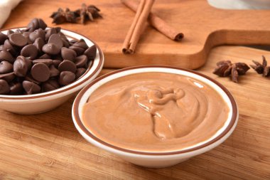 Fıstık ezmesi ve çikolata parçaları.