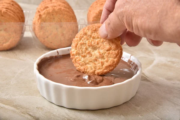 Kokosnoot macaroon in chocolade — Stockfoto