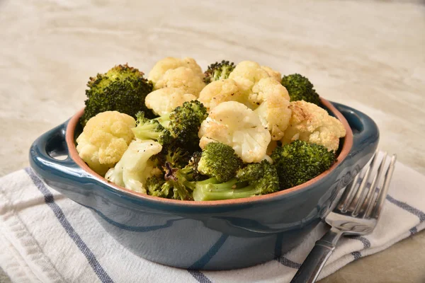 Rostad broccoli och blomkål — Stockfoto