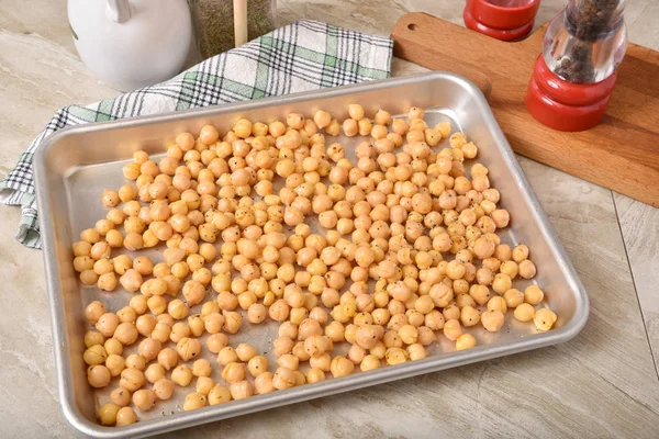 Uncooked garbanzo beans in a baking pan — Stock Photo, Image