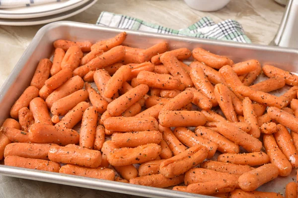 Roasted carrots in a baking pan — Stock Photo, Image