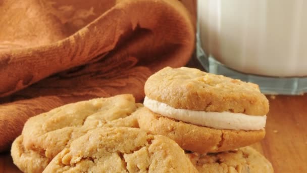 Гурман Ванільний Крем Сендвіч Печиво Склянкою Молока — стокове відео