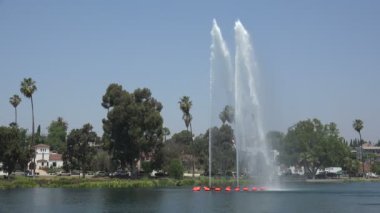 Echo Park 'taki gölde güzel bir çeşme