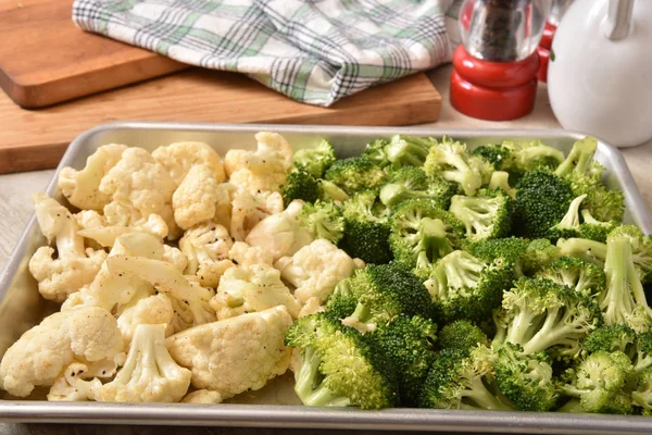 Färsk blomkål och broccoli i en stekpanna — Stockfoto