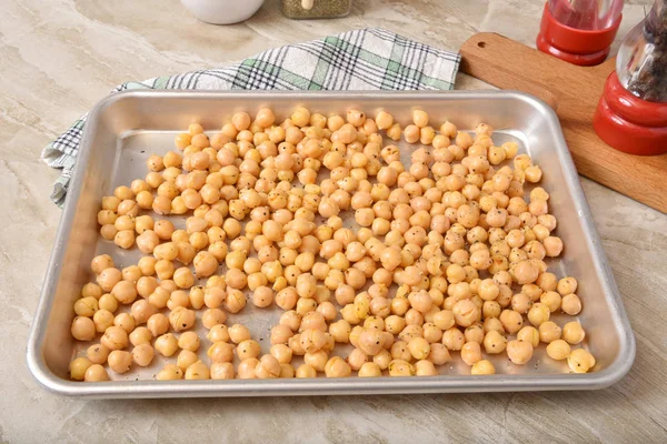 Uncooked garbanzo beans in a roasting pan — Stock Photo, Image
