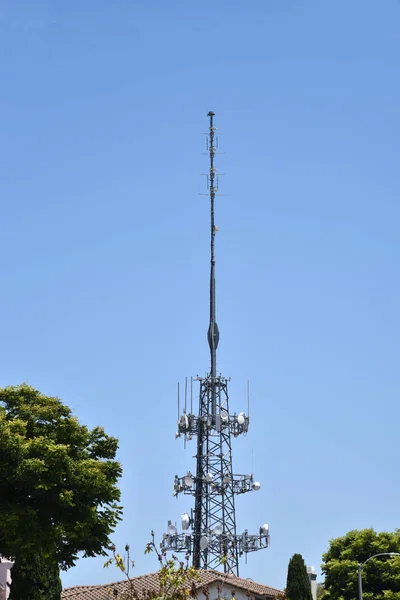 Torre de comunicações de microondas por uma casa — Fotografia de Stock