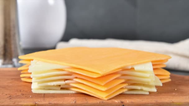 Schweizer Und Cheddar Käsescheiben Verschwinden Von Einem Stapel Stop Motion — Stockvideo