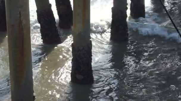 Vue Grand Angle Des Vagues Océaniques Entrant Sous Une Jetée — Video