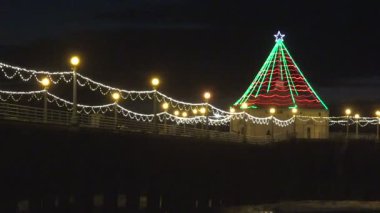 Kaliforniya 'daki Manhattan Sahili' nin rıhtımındaki güzel Noel ışıkları