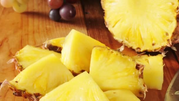 Świeże Kliny Ananasowe Drewnianej Desce Krojenia — Wideo stockowe