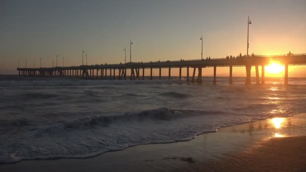 Wunderschöner Leuchtend Orangefarbener Sonnenuntergang Hinter Der Pier Venezianischen Strand Kalifornien — Stockvideo