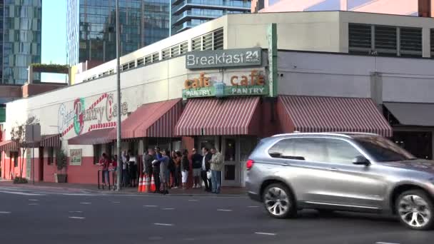 People Line Famous Pantry Cafe Los Angeles Thanksgiving Day — Stock Video