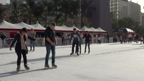 Menschenmassen Von Angelenos Genießen Die Eisbahn Pershing Square Los Angeles — Stockvideo