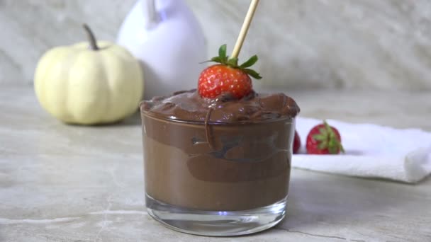 Dunking Une Fraise Fraîche Dans Chocolat Lait Fondu Ralenti — Video