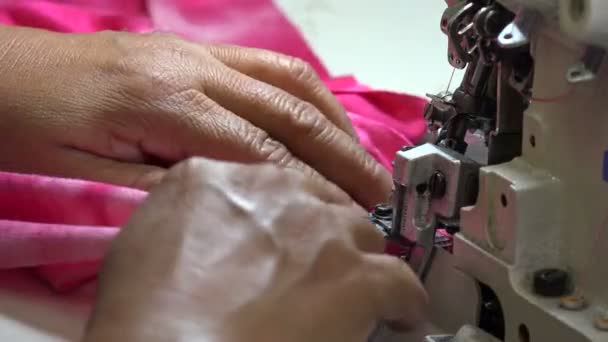 Fechar Uma Costureira Que Cose Vestido Rosa — Vídeo de Stock