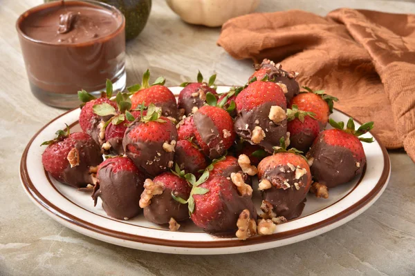 Morangos cobertos de chocolate caseiro — Fotografia de Stock
