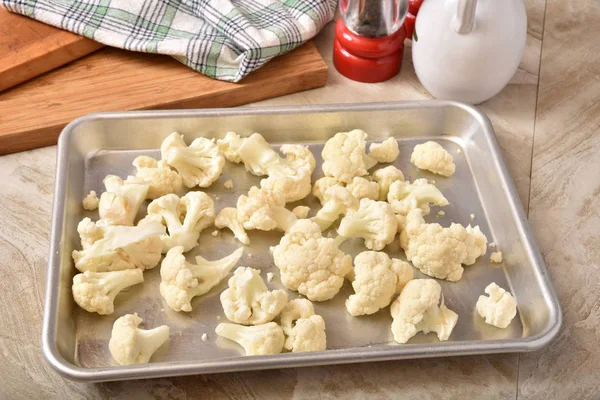 Cauliflower florets in a baking pan — Stock Photo, Image