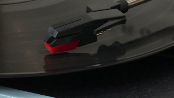 在旧的乙烯唱片上播放的唱片播放器针的高角视点 — 图库视频影像