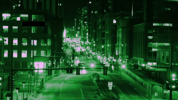 Timelapse Ruchliwej Ulicy Miasta Trybie Noktowizora Surrealistyczny Zielony — Wideo stockowe