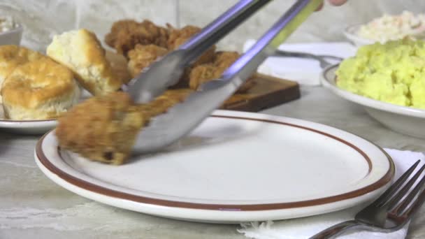 Serviert Frisch Gebratene Hühnchen Drumsticks Zeitlupe Nahaufnahme — Stockvideo