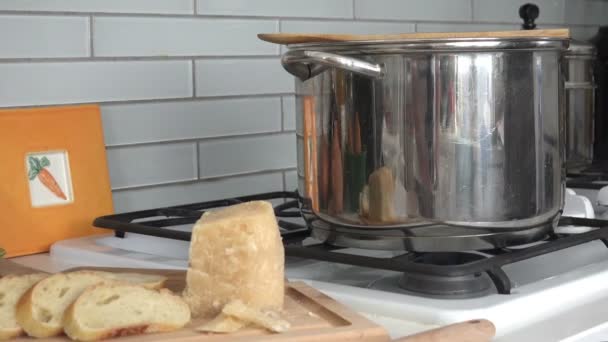 Bloque Queso Parmesano Sienta Junto Una Olla Agua Hirviendo Para — Vídeo de stock