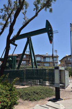 Petrol Pompası bir yerleşim bölgesinde çalışıyor.