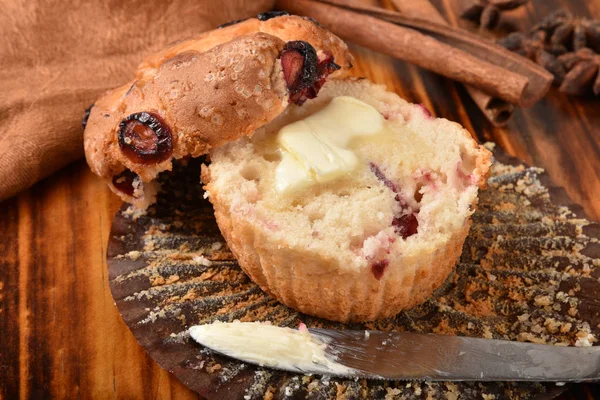 Varmsmörad tranbärsmuffins — Stockfoto