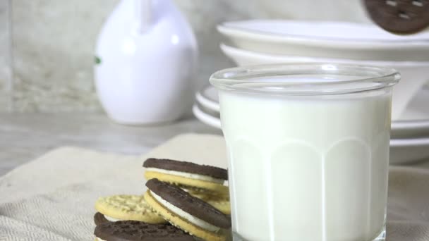 Dunking Una Galleta Sándwich Crema Vainilla Dúplex Leche Cámara Lenta — Vídeos de Stock