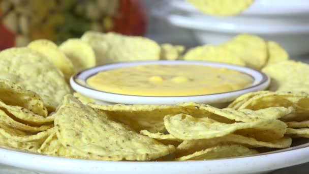 Dipping Cip Tortilla Porumb Într Castron Sos Brânză — Videoclip de stoc