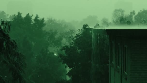 大雨の雷雨の間の不気味な緑の空 — ストック動画
