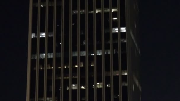 Establecimiento Plano Edificio Gran Altura Con Ventanas Iluminadas Por Noche — Vídeos de Stock