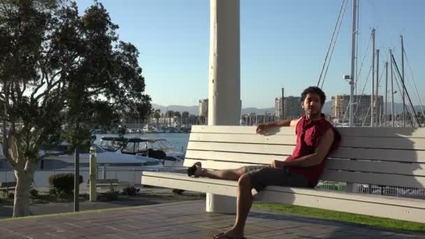 Tânăr Turist Fericit Într Port Vele Care Mișcă Cineva Urmeze — Videoclip de stoc