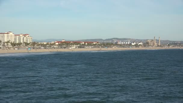 Hem Och Ett Kraftverk Stranden Vid Huntington Beach — Stockvideo