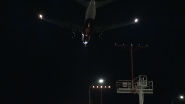 夜にラックスに着陸する飛行機 — ストック動画