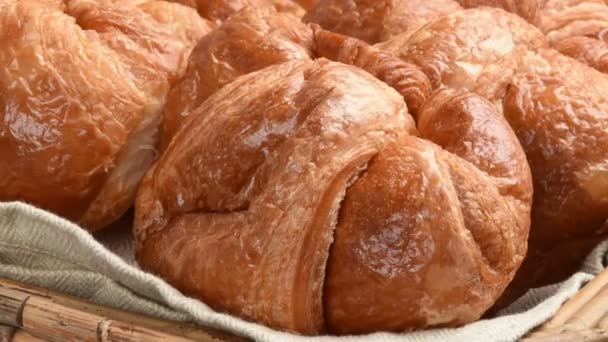 Korg Färska Croissanter Som Anges Kaffeservering Område — Stockvideo