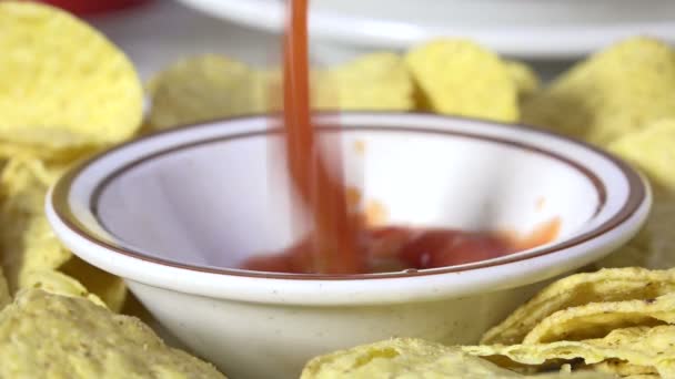 Verter Salsa Gruesa Plato Rodeado Chips Maíz — Vídeos de Stock