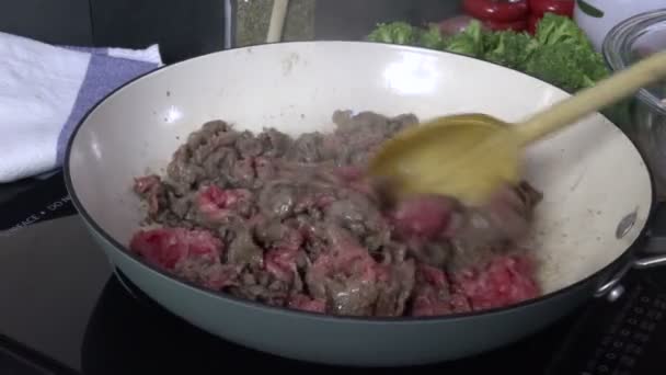 Mexendo Fervendo Carne Moída Uma Frigideira — Vídeo de Stock