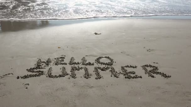 Γεια Καλοκαίρι Γραμμένο Στην Άμμο Μιας Όμορφης Παραλίας Ένα Τροπικό — Αρχείο Βίντεο