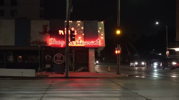 Messa Scena Una Caffetteria Abbandonata Una Strada Trafficata Notte — Video Stock