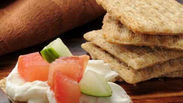 Antipasto Con Crema Formaggio Pomodoro Cetriolo Cracker Grano — Video Stock