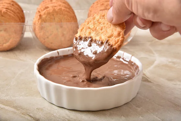 Dunking un macaron de noix de coco dans le chocolat — Photo