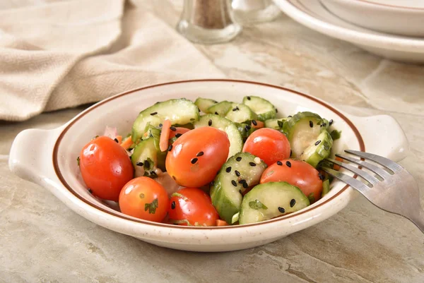 Komkommer-tomatensalade — Stok fotoğraf