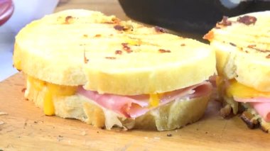 ızgara jambon ve peynirli sandviç