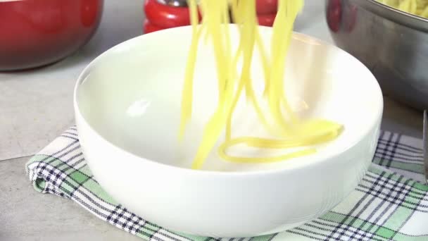 Mettere Pasta Fresca Cotta Una Ciotola — Video Stock