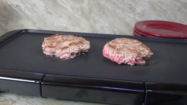 Embutidos Cocinando Fuego Lento Una Parrilla Eléctrica — Vídeos de Stock